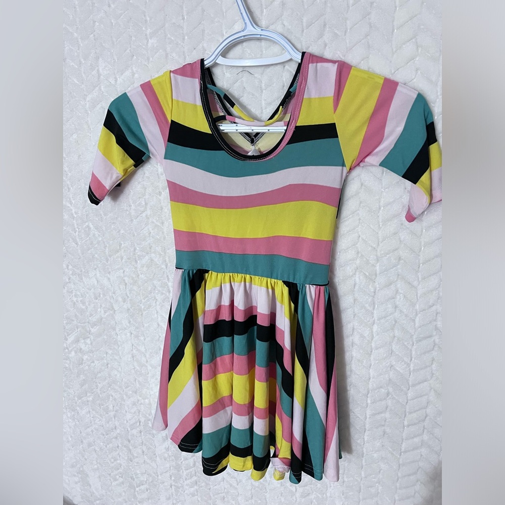 Set de 3 vestidos casuales para niñas size 3/4 diferentes estilos y diseños